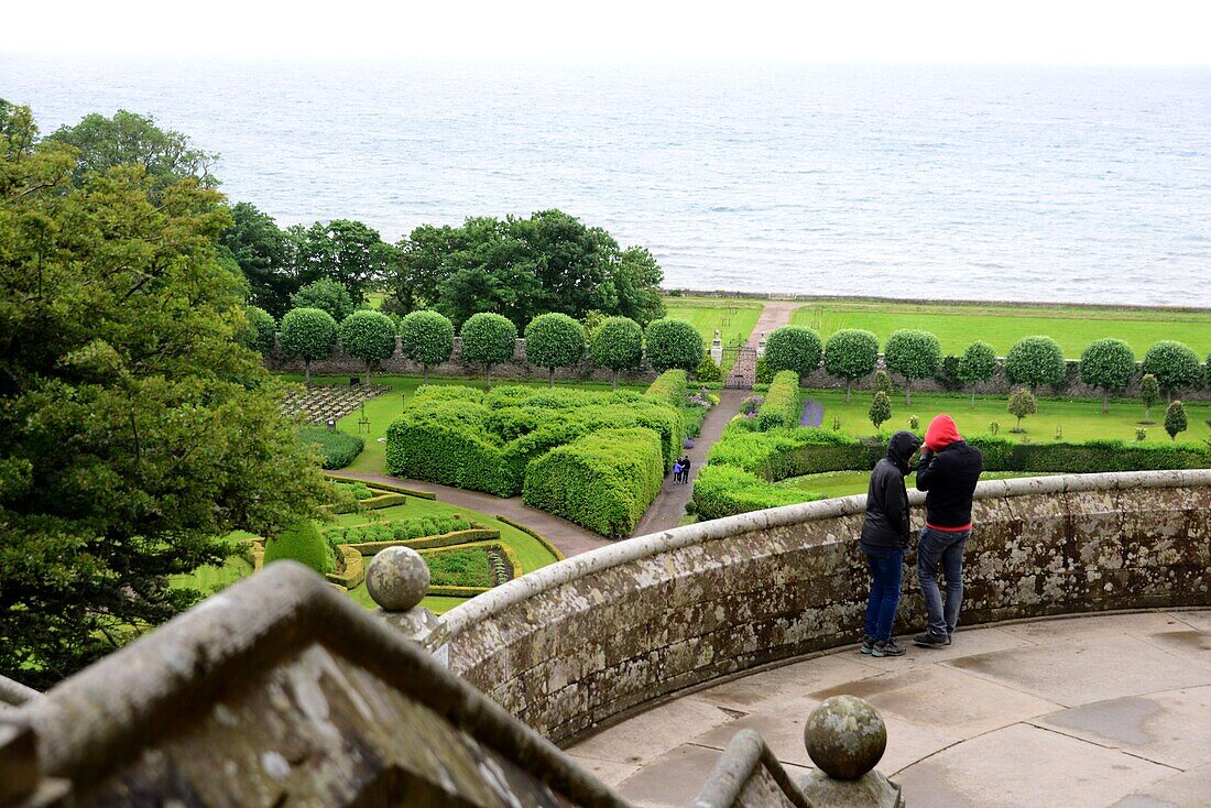2 Personen, Park des Dunrobin Castle bei Golspie an der Nordseeküste, Nord- Schottland