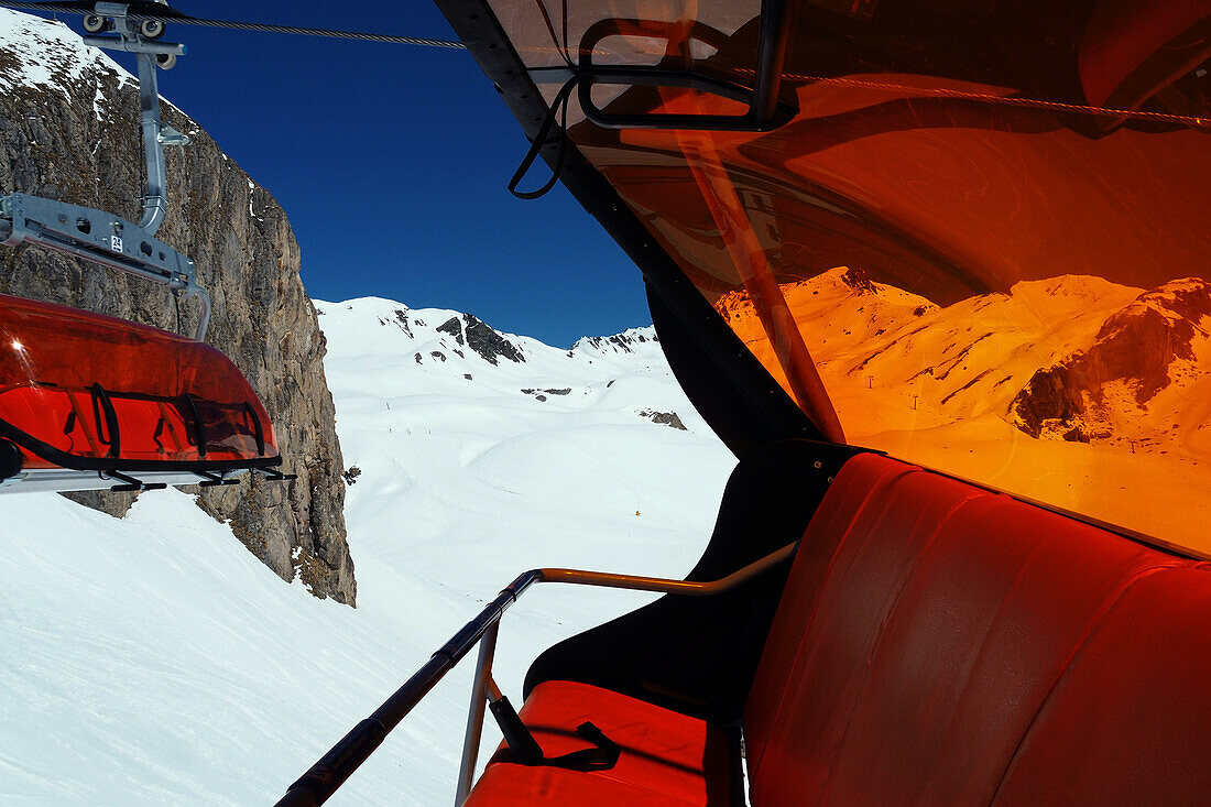 Sessellift im Skigebiet von Samnaun, Schweiz, Skiarea von Ischgl, Winter in Tirol, Österreich