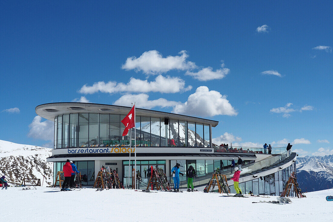 Restaurant im Skigebiet von Samnaun, Schweiz, Skiarea von Ischgl, Winter in Tirol, Österreich