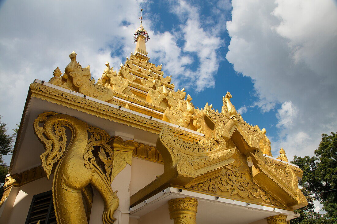 Außenansicht des Mahamuni Buddha-Tempels, Mandalay, Mandalay, Myanmar