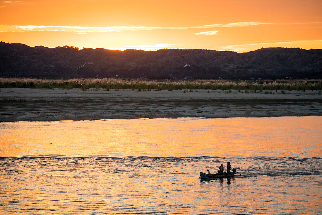Fischerboot am Fluss Ayeyarwady (Irrawaddy) bei Sonnenuntergang, nahe Mingun, Sagaing, Myanmar