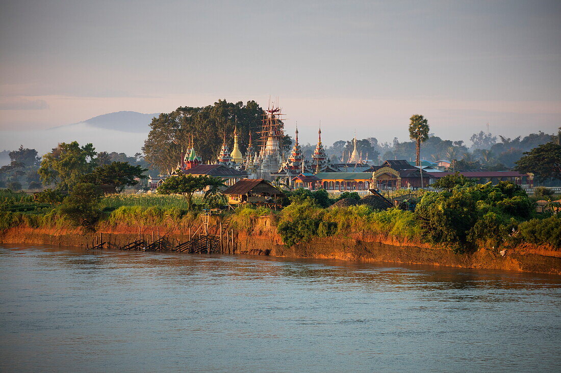Insel Shwe Paw (Pagodeninseln), Shwegu, Kachin, Myanmar