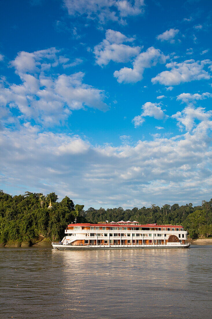 Ayeyarwady (Irrawaddy) Flusskreuzfahrtschiff Anawrahta (Heritage Line) und Pagoden, nahe Shwegu, Kachin, Myanmar