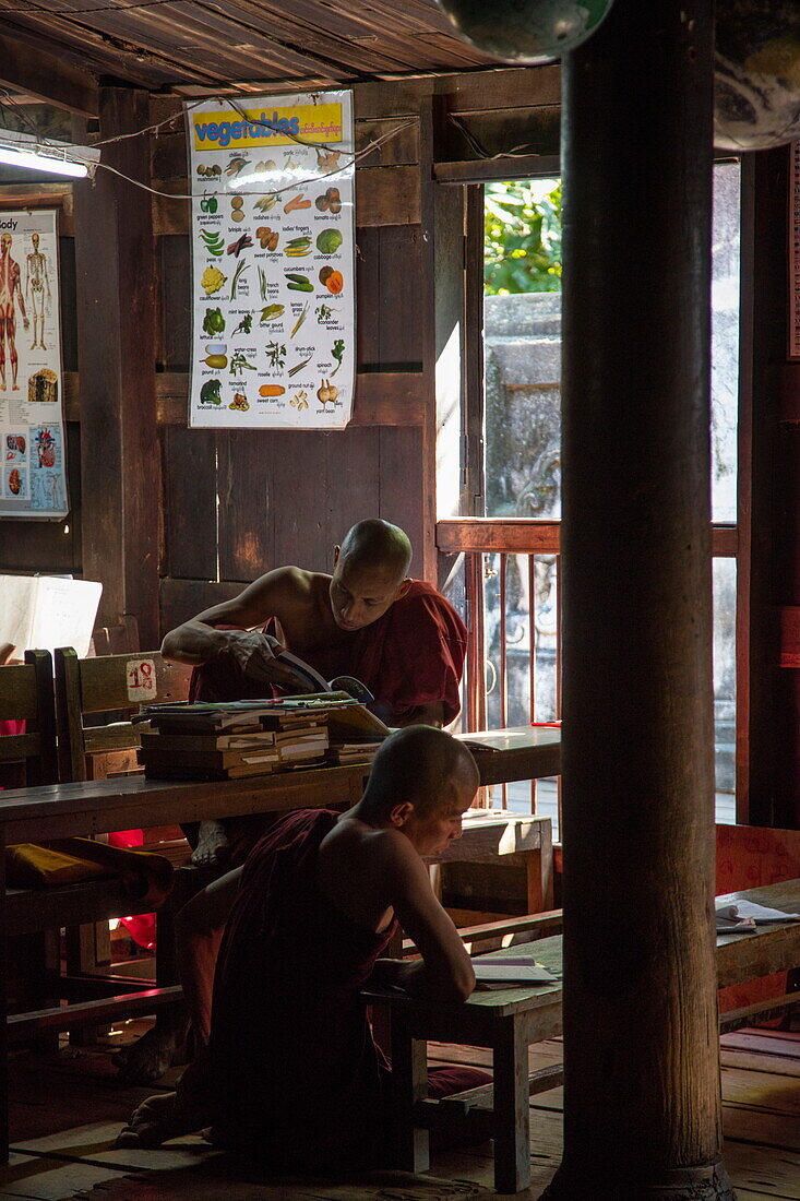 Junge buddhistische Mönche studieren am Bagaya Kloster (Maha Waiyan Bontha Bagaya Monastery), Ava (Innwa), Mandalay, Myanmar