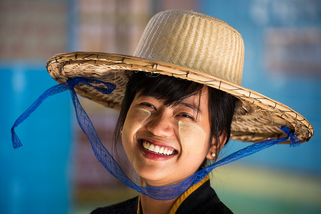 Schönes Lächeln von Su, Empfangsdame an Bord Ayeyarwady (Irrawaddy) Flusskreuzfahrtschiff Anawrahta (Heritage Line), Sagaing, Sagaing, Myanmar