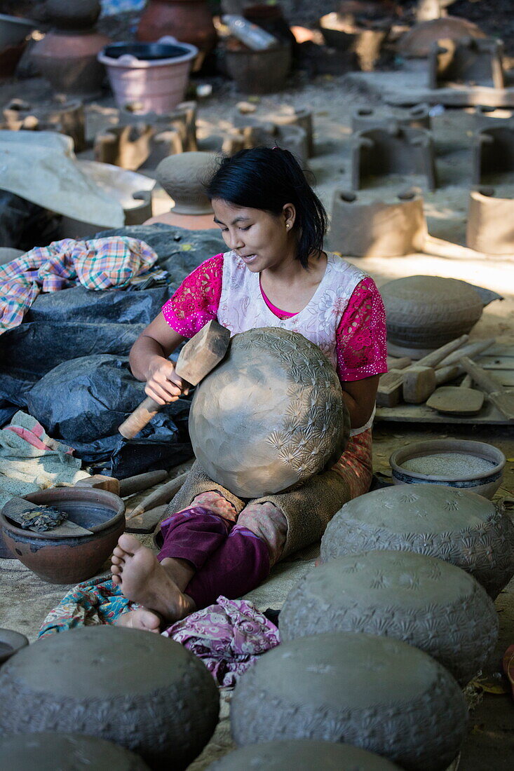 Töpferin stellt einen keramischen Wassertopf her, der den Ruf hat, Wasser kühler zu halten als andere Töpfe, Yandabo, nahe Myingyan, Mandalay, Myanmar