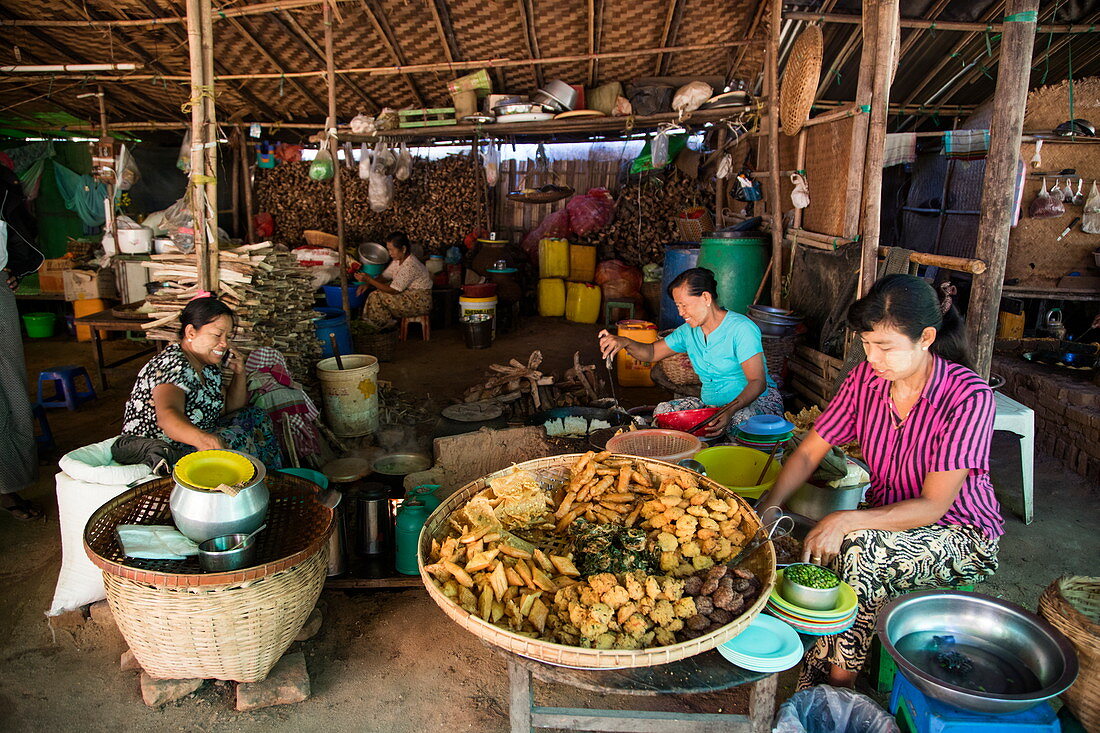 Vegetarische Samosas und andere Snacks werden am Markt frittiert, Nyaung-U, nahe Bagan, Mandalay, Myanmar