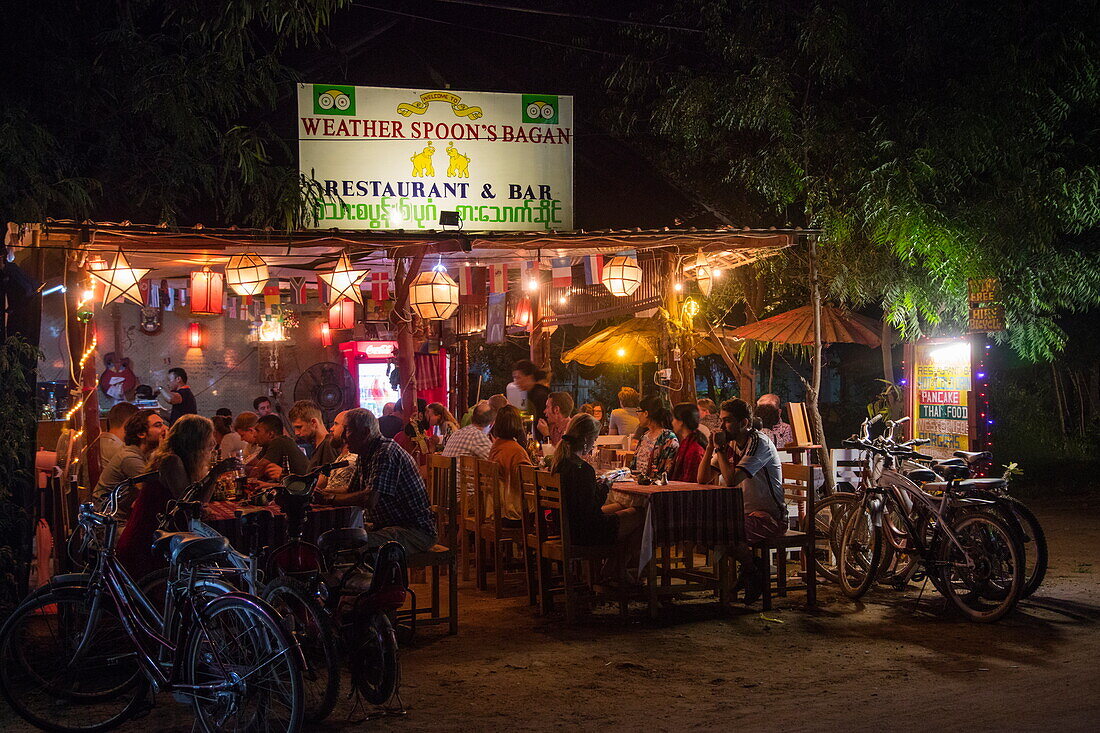 Menschen genießen Abendessen im Weather Spoon's Bagan Restaurant und Bar bei Nacht, Nyaung-U, nahe Bagan, Mandalay, Myanmar