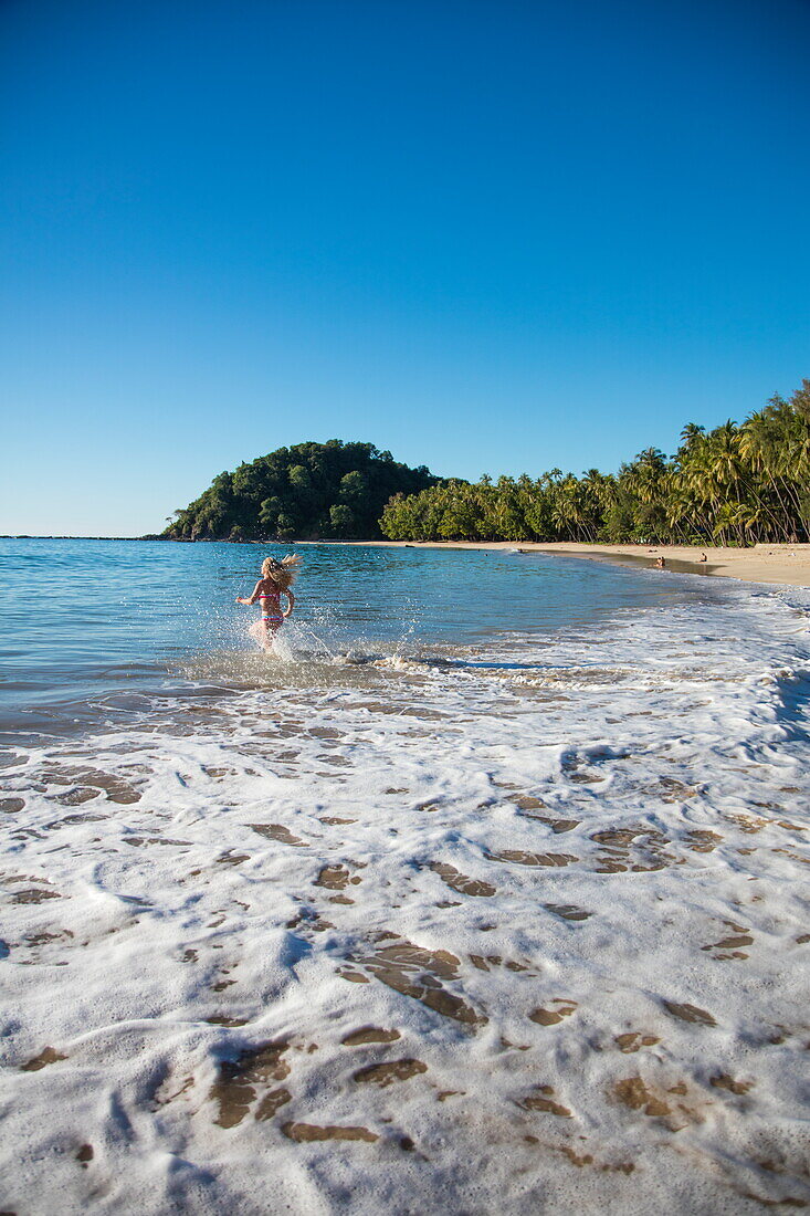 Junge blonde Frau springt ins Meer am Strand Ngapali Beach, Ngapali, Thandwe, Myanmar