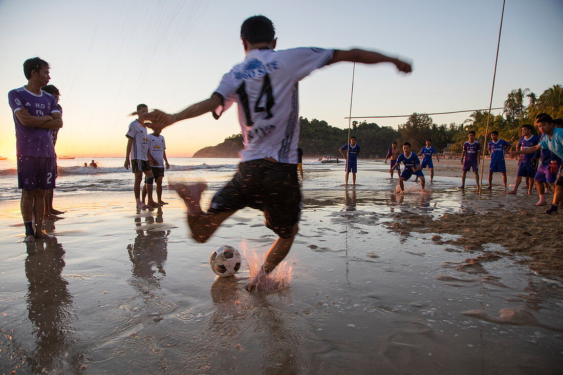 Mann schießt entscheidenden Elfmeter beim Fußball während eines offiziellen Ligaspiels am Strand Ngapali Beach, Ngapali, Thandwe, Myanmar