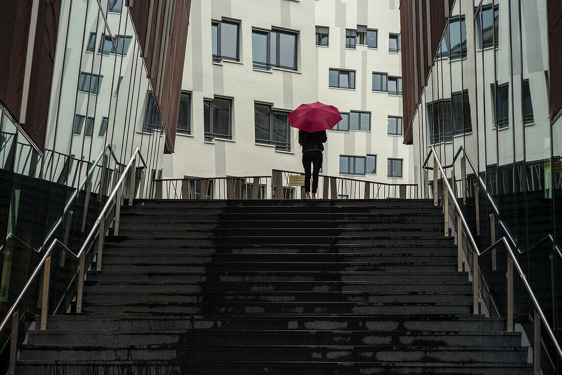 Frau mit Regenschirm in der Speicherstadt, Hamburg, Deutschland