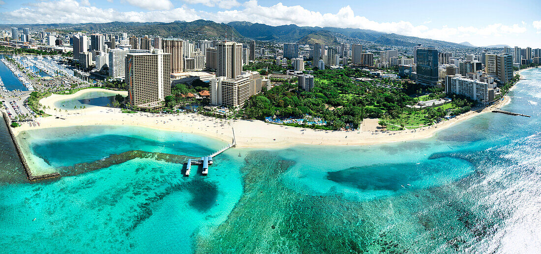 Ein Panorama-Hubschrauber Blick auf Waikiki's Beautiful Shoreline