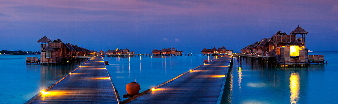 Panoramablick von Abendlichtern in den Landhäusern bei Gili Lankanfushi, Malediven.