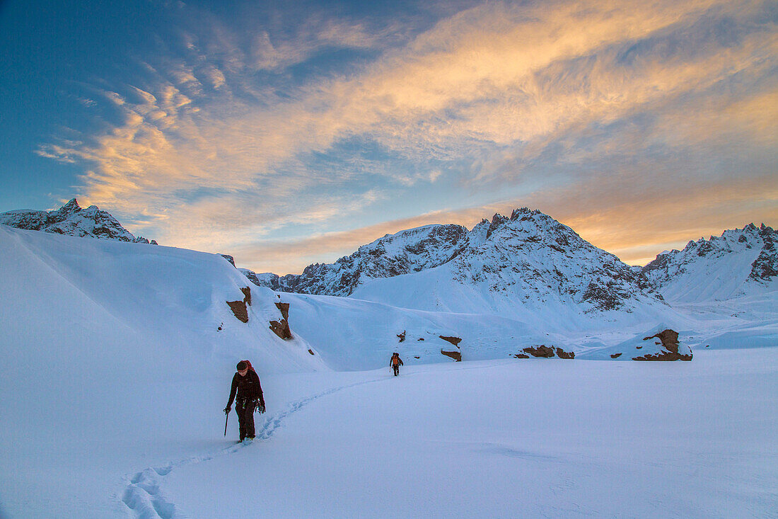 Bergsteiger Zac Poulton und Sam Oddie ziehen sich zurück ins Basislager in den staunenden Alpen von Grönland