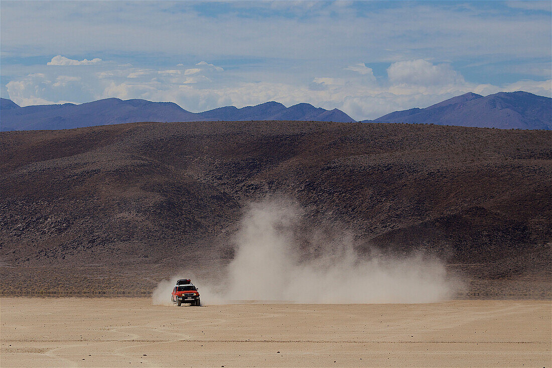 Auto, das Staubspur in der Wüste verlässt