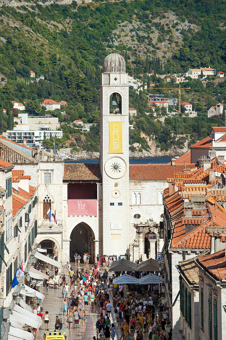 Ein überfüllter Markt innerhalb der Stadtmauer von Dubrovnik, Orlando's Column, Kroatien, Europa