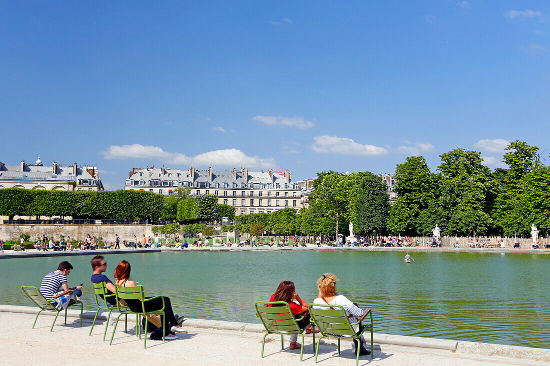 Frankreich, Paris. 1. Arrondissement. Jardin des Tuileries. Pariser sonnen sich.