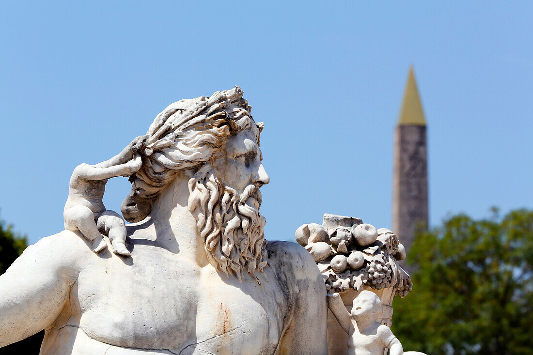 'Frankreich, Paris. 1. Arrondissement. Jardin des Tuileries. Skulptur ''Der Nil'' von Lorenzo Ottone. Der Luxor-Obelisk im Hintergrund.'