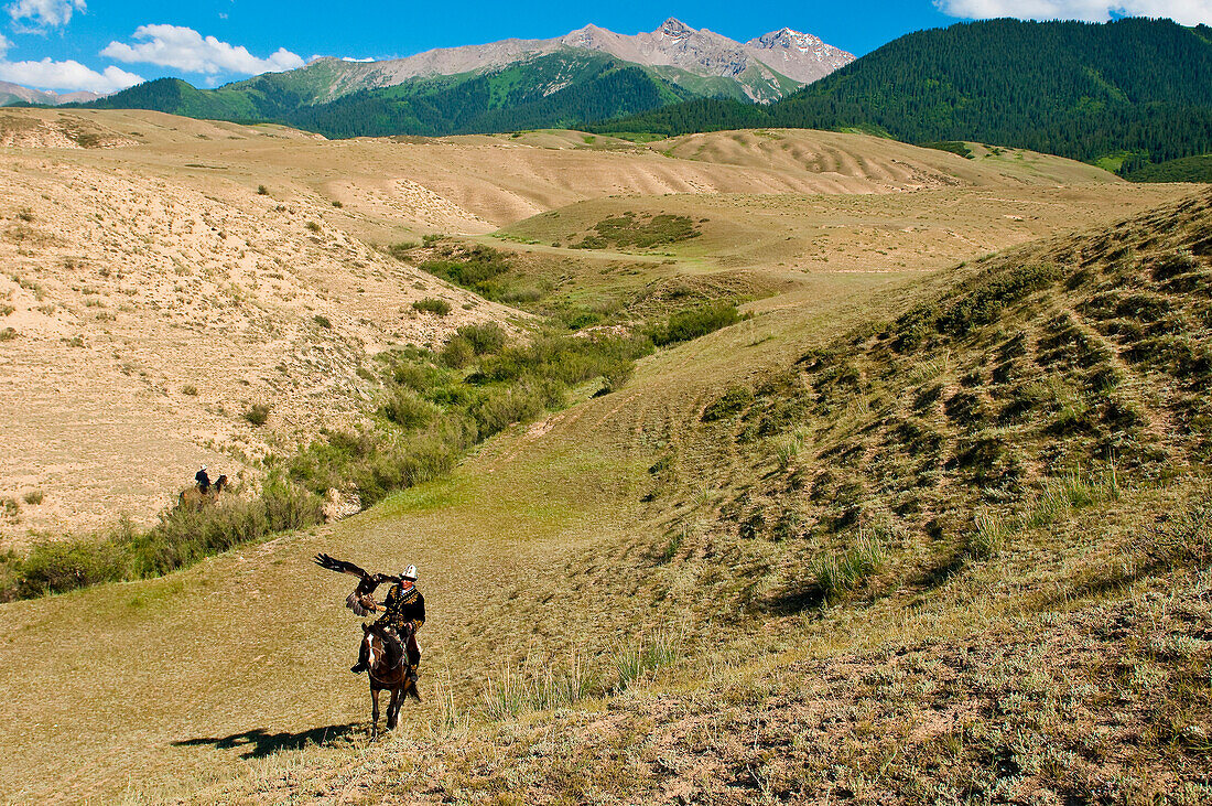 Zentralasien, Kirgisistan, Issyk-Kul-Provinz (Ysyk-Köl), Juuku-Tal, Talgarbek Chaibirov, der Adlerjäger und sein Amulett Toumar