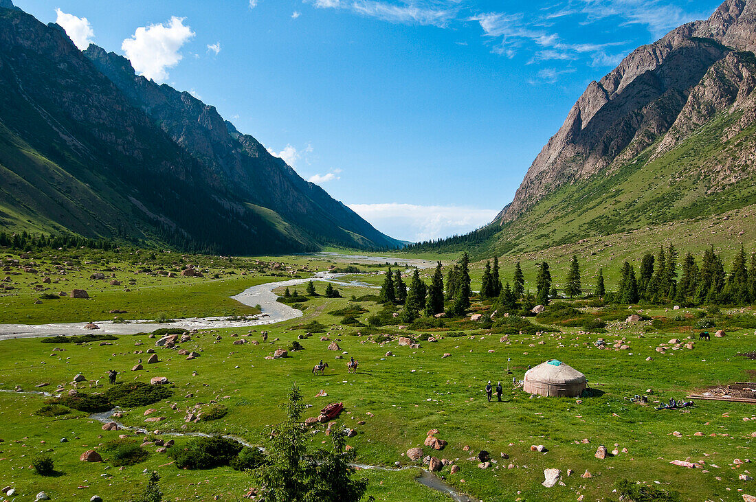 Zentralasien, Kirgisistan, Issyk-Kul-Provinz (Ysyk-Köl), Juuku-Tal, jedes Jahr ein paar Monate Tourar Ousounbaev und Nourgul Toktosounovas Familie in einer Jurte mitten im Juuku-Tal