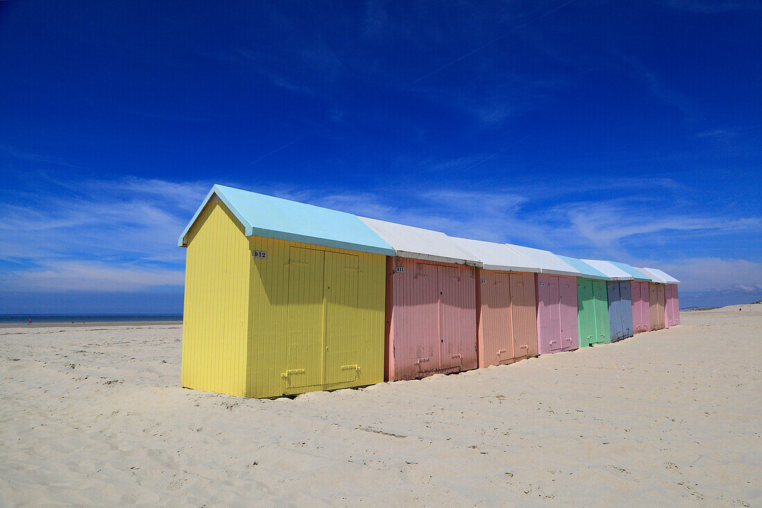 Frankreich, Nordküste. Berck sur Mer. Bunte Strandhütten.