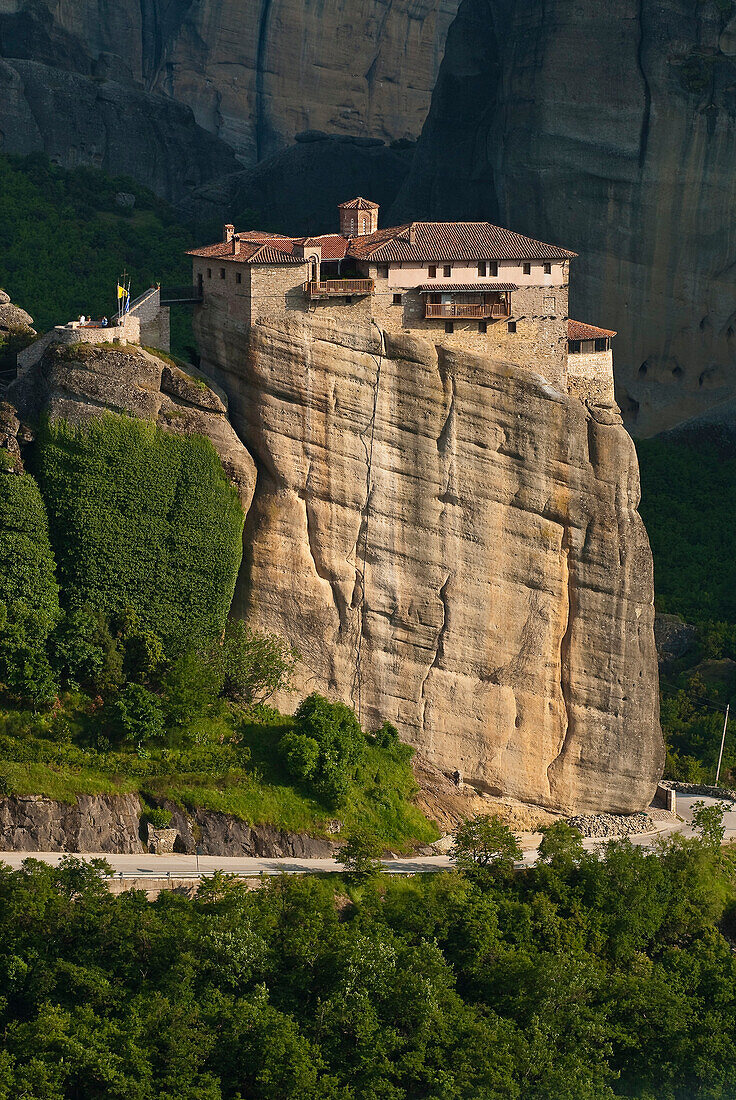 Europa, Grichenland, Ebene von Thessalien, Tal von Penee, Weltkulturerbe der UNESCO seit 1988, orthodoxe christliche Klöster von Meteora auf beeindruckenden grauen Felsmassen, die durch Erosion geformt wurden, das Kloster von Roussanou