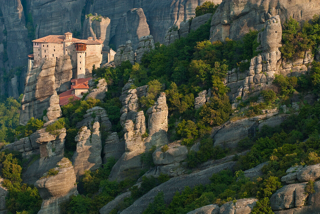 Europa, Grichenland, Ebene von Thessalien, Tal von Penee, Weltkulturerbe der UNESCO seit 1988, orthodoxe christliche Klöster von Meteora auf beeindruckenden grauen Felsmassen, die durch Erosion geformt wurden, das Kloster von Roussanou