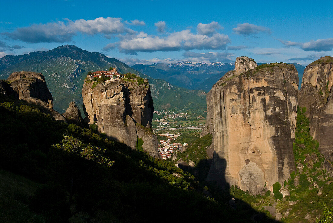 Europa, Grichenland, Ebene von Thessalien, Tal der Penee, Weltkulturerbe der UNESCO seit 1988, orthodoxe christliche Klöster von Meteora auf beeindruckenden grauen Felsmassen, die durch Erosion geformt wurden, Kloster der Heiligen Dreifaltigkeit