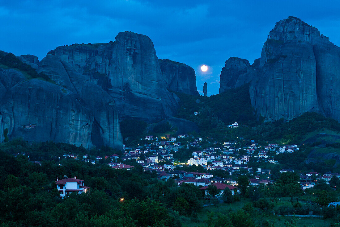 Europa, Grichenland, Ebene von Thessalien, Tal der Penee, Weltkulturerbe der UNESCO seit 1988, orthodoxen christlichen Klöstern von Meteora thront auf beeindruckenden grauen Felsmassen von Erosion geformt, das Dorf Kastraki