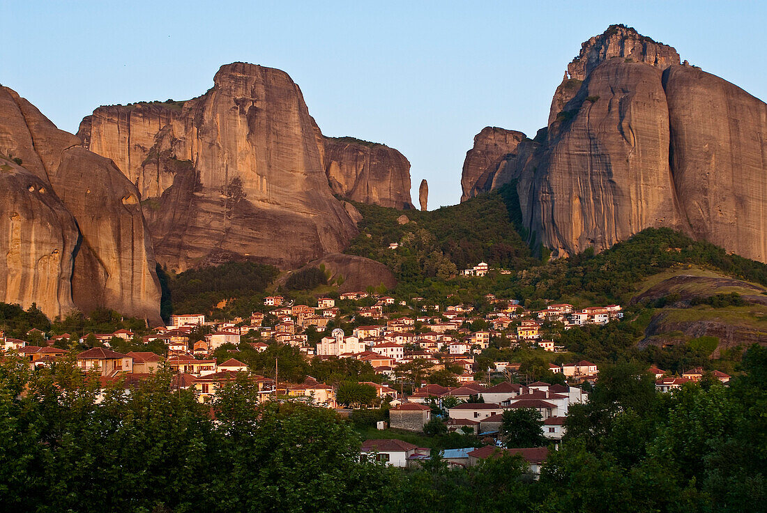 Europe, Grece, Plain of Thessaly, Valley of Penee, World Heritage of UNESCO since 1988, Orthodox Christian monasteries of Meteora perched atop impressive gray rock masses sculpted by erosion, the village of Kastraki