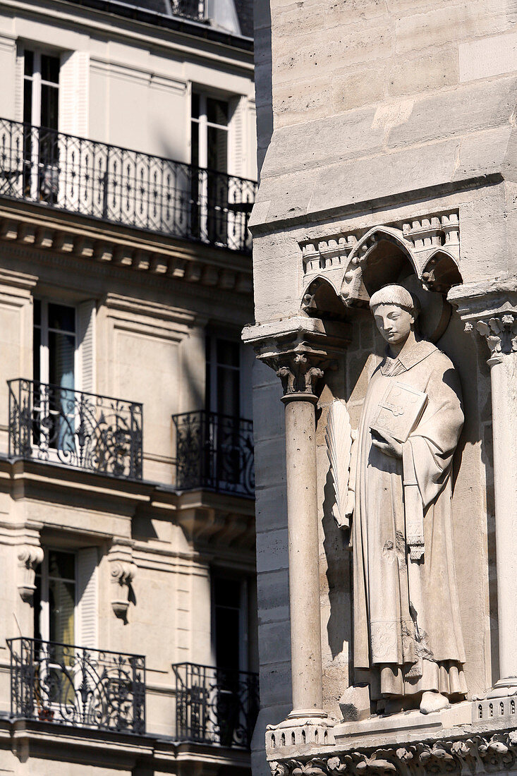 Frankreich, Paris. 4. Arrondissement. Ile de la Cité. Skulptur an der Fassade der Kathedrale Notre Dame. Gebäude im Hintergrund.