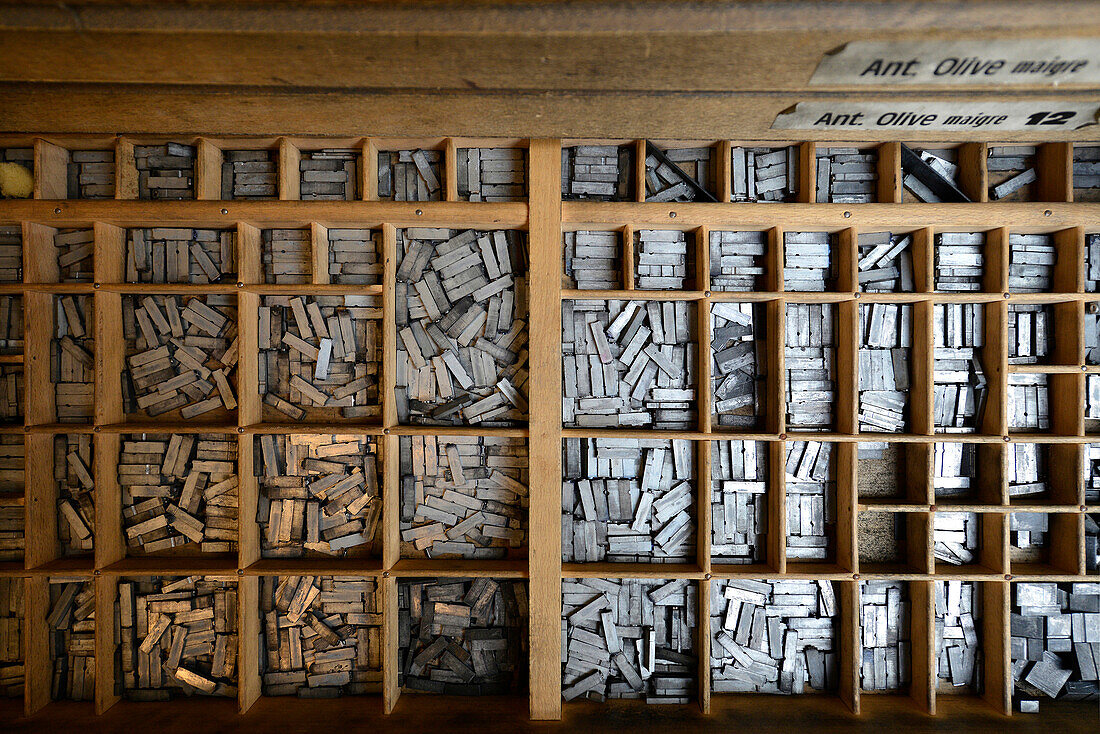 Frankreich, Schublade mit zahlreichen Fächern mit Bleibuchstaben für den alten Druck