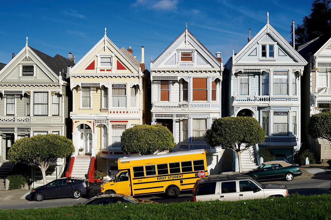 'USA, San Francisco, The famous ''Painted Ladies'' on Steiner Street near Alamo Square'