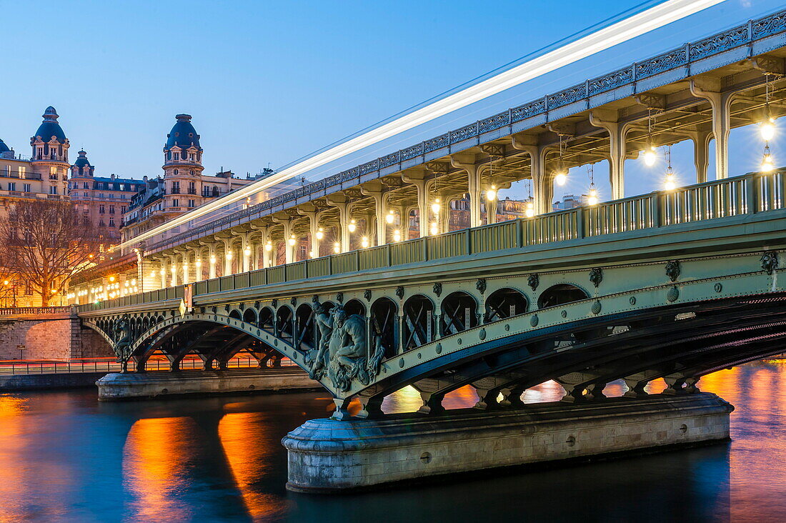 France, Paris, Bir-Hakeim bridge over the Seine