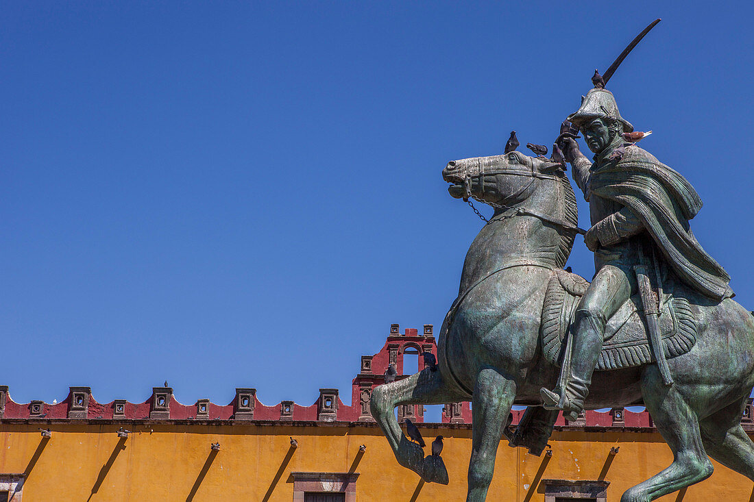 Mexico, State of Guanajuato, San Miguel de Allende, statue of Allende and Colegio San Francisco de Sales