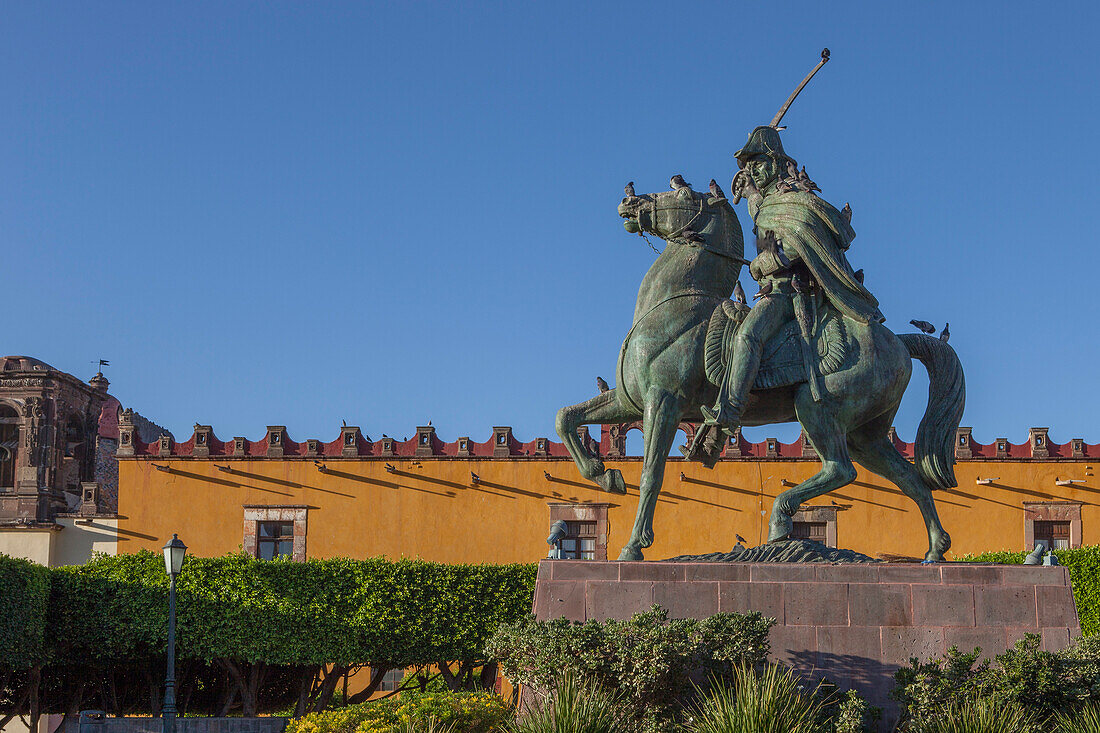 Mexico, State of Guanajuato, San Miguel de Allende, statue of Allende, Plaza civica Allende and Colegio San Francisco de Sales