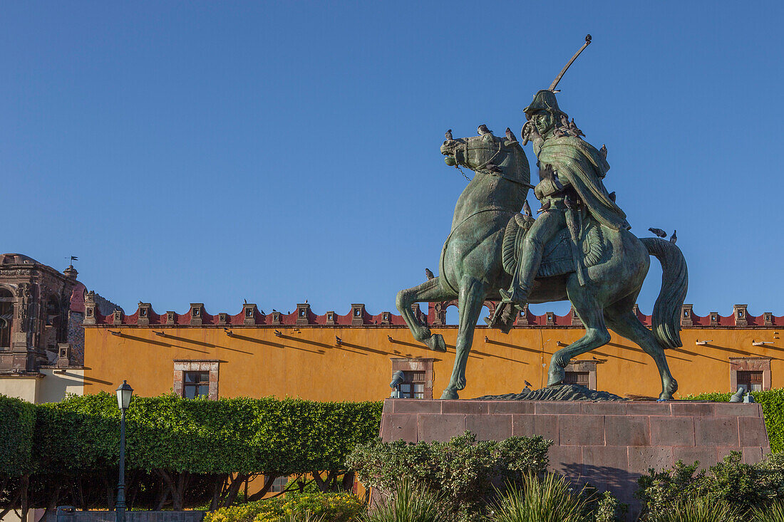 Mexiko, Bundesstaat Guanajuato, San Miguel de Allende, Allende-Statue, Plaza civica Allende und Colegio San Francisco de Sales