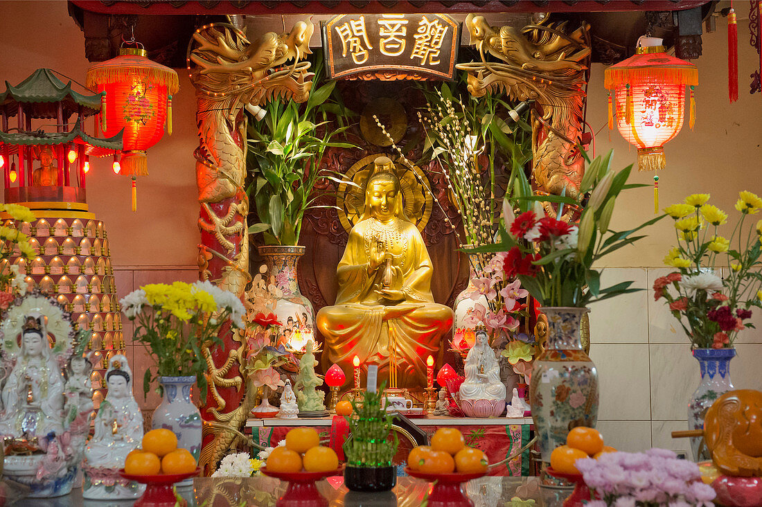 France. Paris 13th district. Parisian Chinatown. Altar of the Buddhist temple of the Association of the Residents in France of Indo-Chinese origin. Rue du Disque. Olympiades district