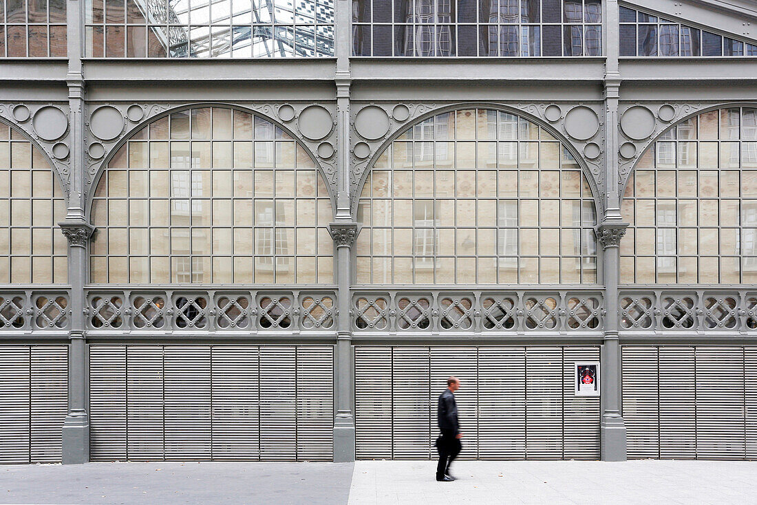 Frankreich, Paris, 3. Arrondissement. Der Carreau du Tempel. Pariser vorbei am Carreau du Temple.