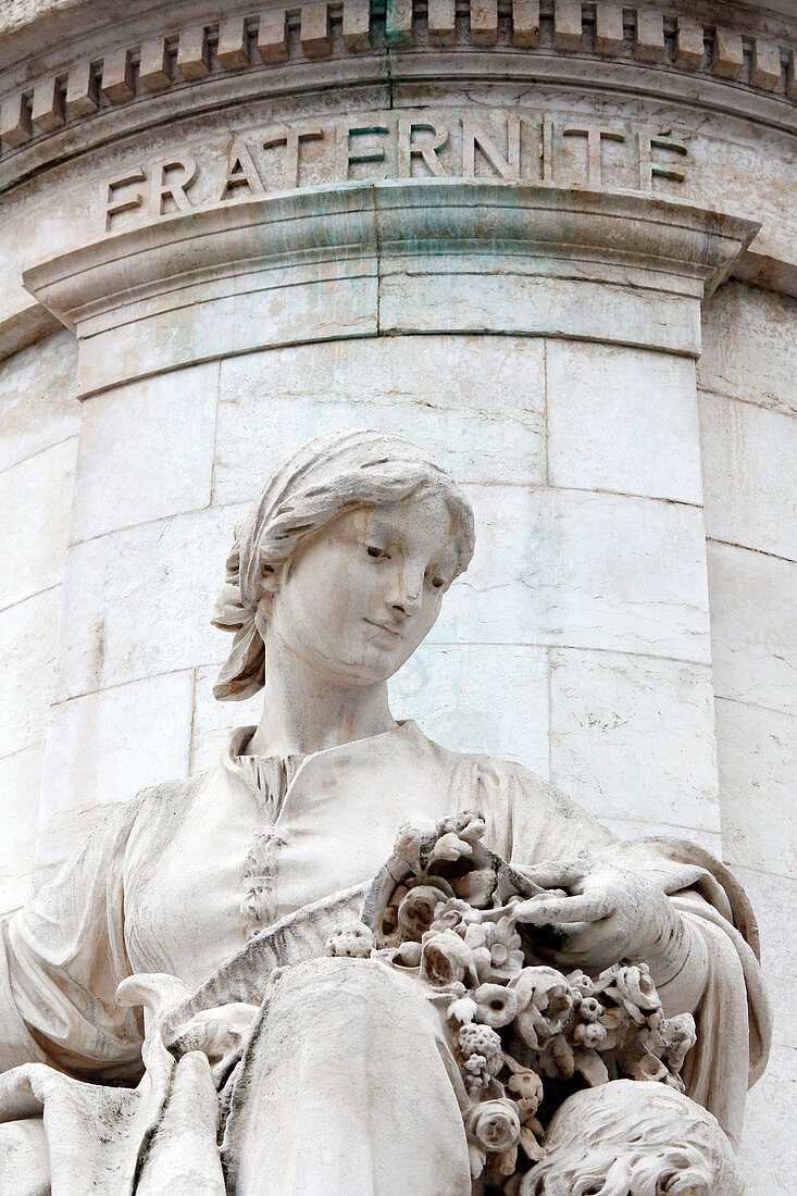 Frankreich, Paris. Place de la République. Statue der Republik. Statue, die Bruderschaft darstellt.