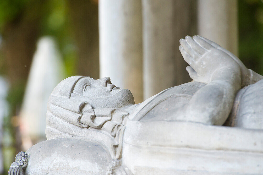 Frankreich, Paris 20. Bezirk. Père Lachaise Friedhof. Grab von Heloise und Abaelard. Die liegende Statue von Heloise von Argenteuil (1092-1164)