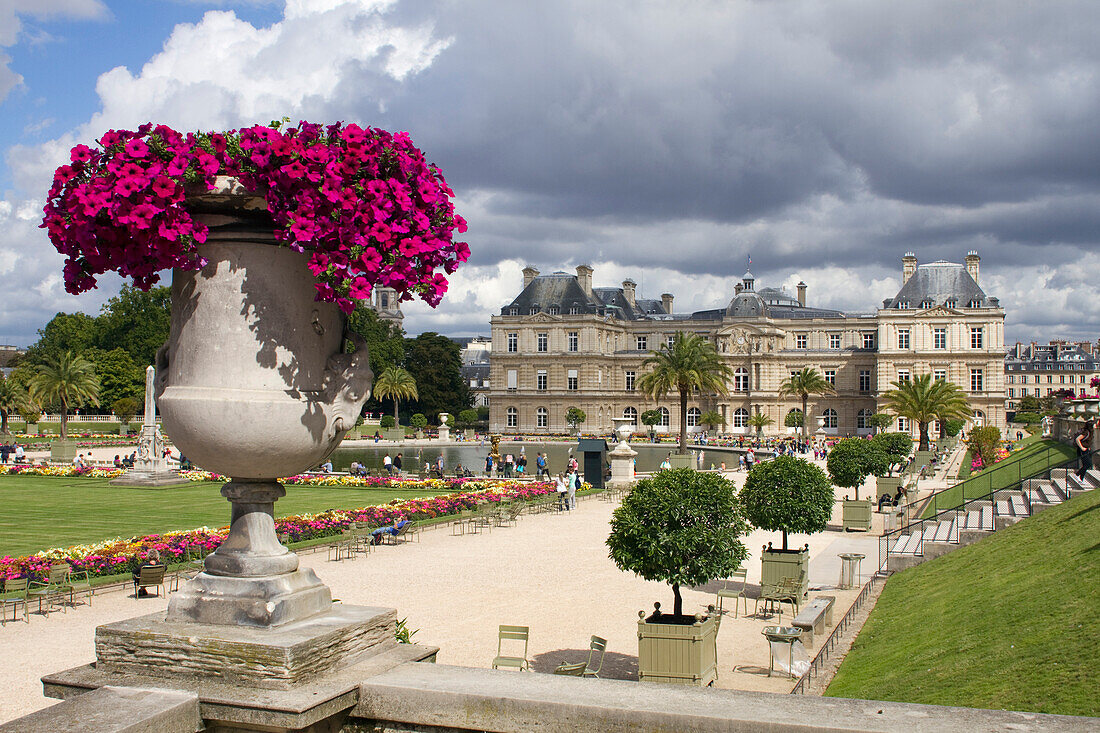 France, Paris, 6th district, Luxembourg Gardens, Palace du Luxembourg, the Senate.