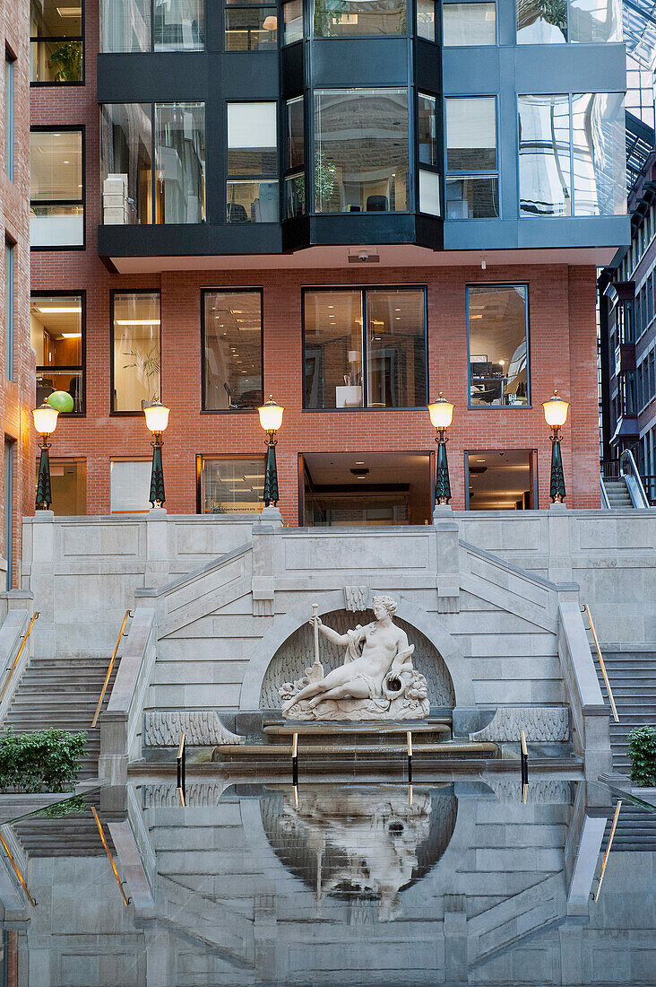 'Kanada. Provinz von Quebec, Montreal. Der internationale Bezirk. Platziere Victoria. Einkaufszentrum ''Centre de Commerce Mondial''. Der Brunnen von Amphitrite und der Granitteich'