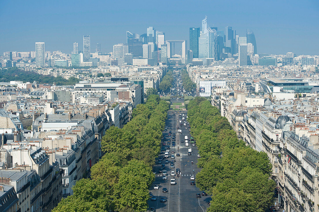 Frankreich. Paris 16. Bezirk. Bereich des Place de l'Etoile. Avenue de la Grande Armée. Im Hintergrund: Gebäude von La Defense