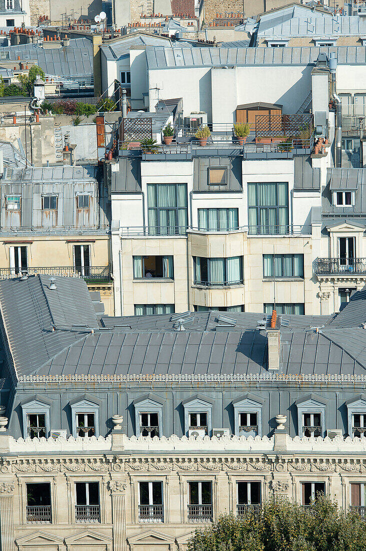 France. Paris 17th district. Place de l'Etoile. Buildings between avenue Carnot and avenue Mac Mahon