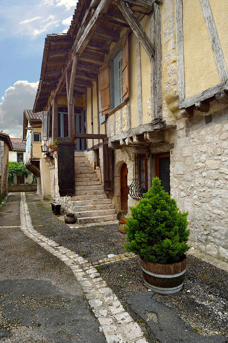 Frankreich, Dordogne, vertikale Ansicht einer mittelalterlichen Straße Issigeac
