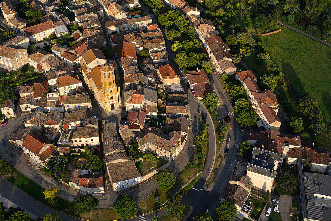 Frankreich, Lot, Luftbild von Montcuq und seine Kirche