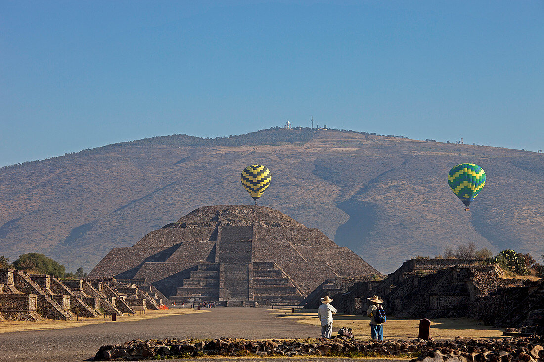 Mexico, State of Mexico. Balloons over the Pyramid of the Moon, pre-Columbian archaeological Teotihuacan., 200 BC, UNESCO World Heritage Site.