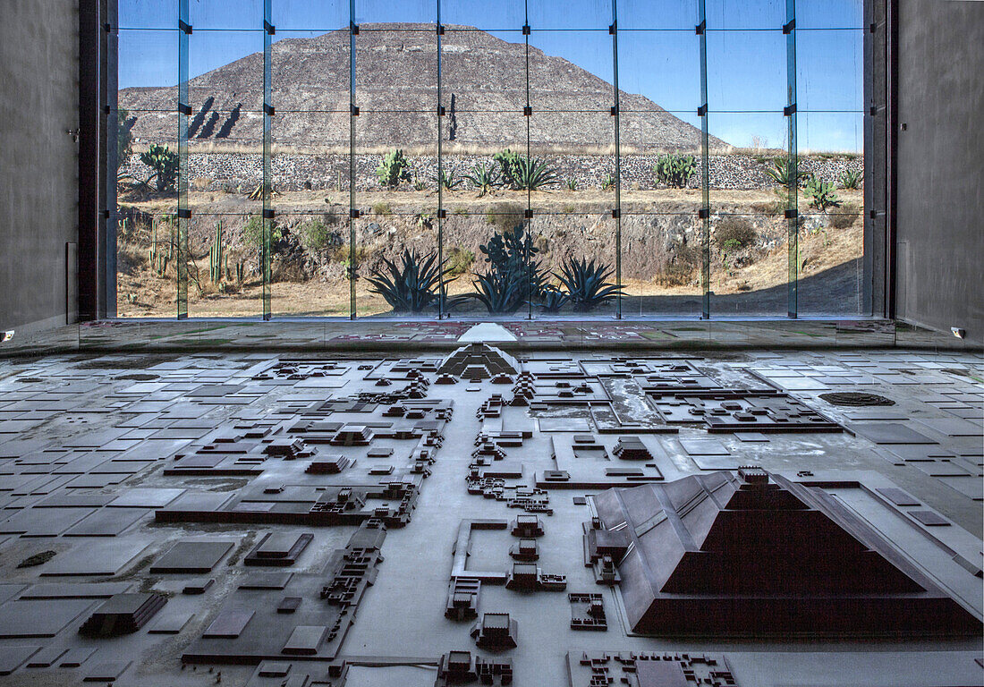 Mexico, State of Mexico, Teotihuacan archaeological pre-Columbian 200 BC, a UNESCO World Heitage Site, Museo del Sitio, huge model of Teotihuacan from 1500 years ago