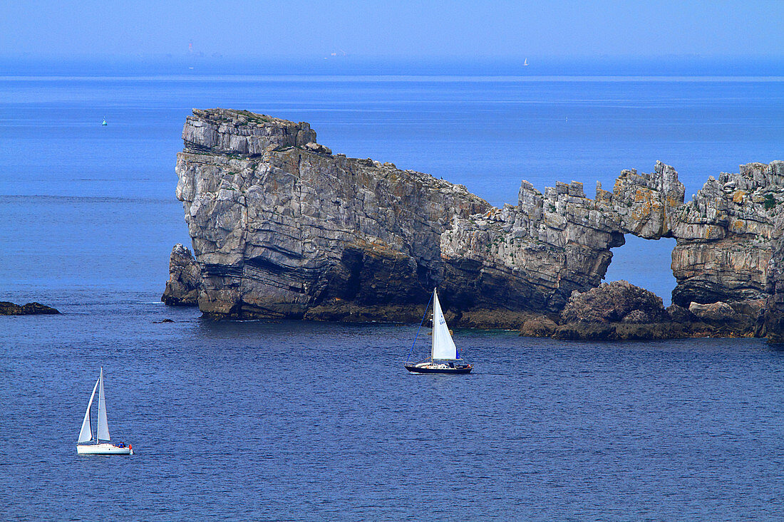France, Brittany, Crozon Peninsula. Toulinguet cape. Pen Hat Cove. Lion Rock.